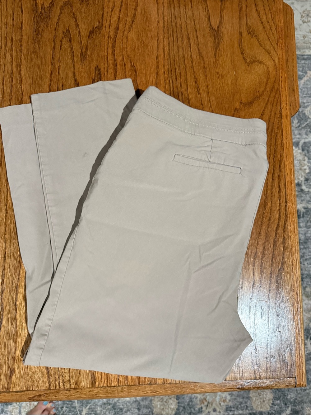 Women’s Classic Chino cropped Pants in khaki